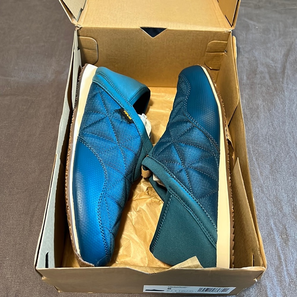 New in Box! Teva Ember Moc Teal - Youth 6 (Women’s 7.5)